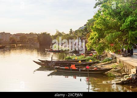 Fantastischer Blick auf traditionelle Holzboote auf dem Fluss Thu Bon bei Sonnenuntergang. Hoi An Ancient Town (Hoian), Vietnam. Hoi an ist ein beliebtes Touristenziel Stockfoto