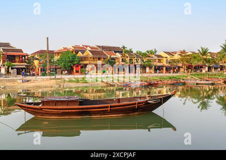 Fantastischer Blick auf traditionelle Holzboote auf dem Fluss Thu Bon in Hoi an Ancient Town (Hoian), Vietnam. Hoi an ist ein beliebtes Touristenziel Asiens Stockfoto