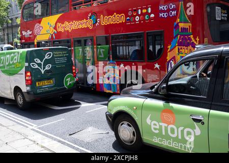 Werbung an den Seiten verschiedener Fahrzeuge am 10. Juni 2024 in London, Vereinigtes Königreich. Stockfoto