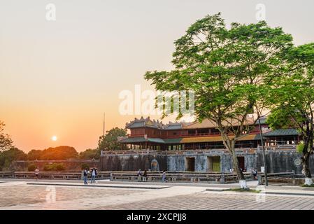 Abendblick auf das Meridiantor zur Kaiserstadt mit der lila Verbotenen Stadt in der Zitadelle. Stockfoto