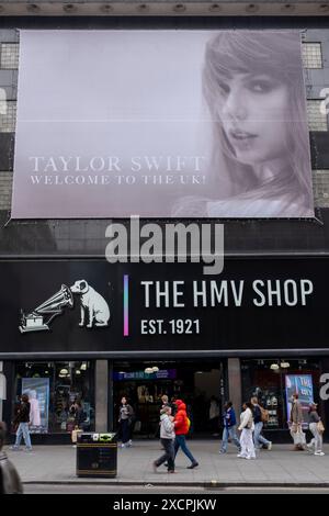 Großformatiges Werbeplakat, das Taylor Swift am 13. Juni 2024 zu ihrer Eras Tour vor dem HMV Flagship Plattenladen in der Oxford Street in London, Großbritannien, begrüßte. Stockfoto