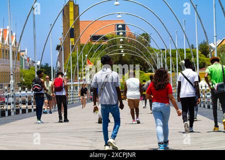 Willemstad, Curacao - 10. August 2023 - Menschen gehen auf der Queen Emma Bridge in Willemstad, Curacao. Stockfoto