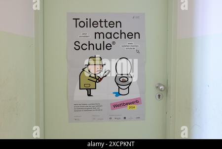 München, Deutschland. Juni 2024. Ein Poster mit der Aufschrift „Toiletten machen Schule“ ist an einer Toilettentür an der Grundschule in der Stielerstraße zu sehen. Die Deutsche WC-Organisation (GTO) hat die Grundschule in der Stielerstraße in München mit einem Preis ausgezeichnet. Quelle: Sven Hoppe/dpa/Alamy Live News Stockfoto