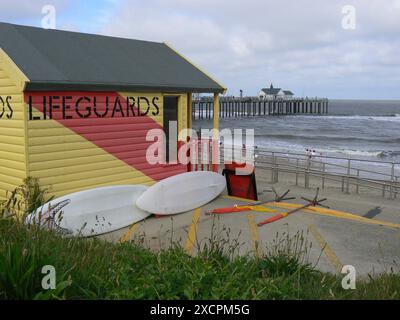 REISE VON KÜSTE ZU KÜSTE - VERWALTET VON PPL PHOTO AGENCY - COPYRIGHT VORBEHALTEN *** örtlicher Titel *** Southwold, Suffolk. Rettungsschwimmer Hütte und Pier Stockfoto