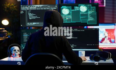Böswillige Hacker-Angriffe, Diebstahl von Kreditkartennummern und Manipulation von Banksystemen zum eigenen persönlichen Vorteil. Bösartiger Hacker, der Code in der Wohnung auf dem Computermonitor läuft, Kamera A Stockfoto