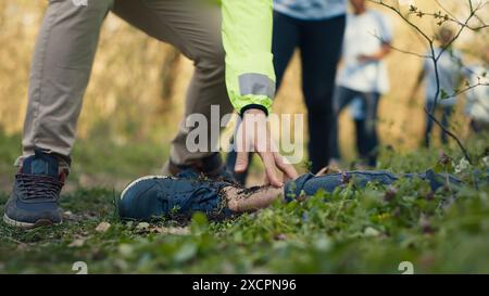 Die Rettungsgruppe findet ermordetes barfuß Opfer im Wald, verängstigte Leute, die die Polizei rufen. Mysteriöser Horror-Totschlag im Wald, Zivilisten fanden eine Leiche, grimmiger Mord. Kamera A.. Stockfoto