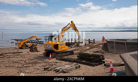 Portobello, Edinburgh, Schottland, Großbritannien. 18. Juni 2024. Am Montag, den 17. Juni, wurde mit der Instandsetzung des abgestürzten Abschnitts der Strandgroyne Nr. 4 begonnen. Außerdem werden die notwendigen Reparaturen an den restlichen Sträuchern 1-5 innerhalb der für die Arbeiten vorgesehenen 12 Wochen abgeschlossen. November 2021. Der Holzstrand Groyne Nummer 4 wurde durch Sturm Arwen zerstört und ließ einen Teil davon in einem Winkel von etwa 45 Grad zurück, nachdem die wilden Wellen, die über Nacht mit ihm zusammengetroffen sein müssen, in einem traurigen Zustand. Quelle: Arch White/Alamy Live News. Stockfoto