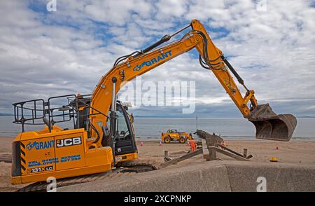 Portobello, Edinburgh, Schottland, Großbritannien. 18. Juni 2024. Am Montag, den 17. Juni, wurde mit der Instandsetzung des abgestürzten Abschnitts der Strandgroyne Nr. 4 begonnen. Außerdem werden die notwendigen Reparaturen an den restlichen Sträuchern 1-5 innerhalb der für die Arbeiten vorgesehenen 12 Wochen abgeschlossen. November 2021. Der Holzstrand Groyne Nummer 4 wurde durch Sturm Arwen zerstört und ließ einen Teil davon in einem Winkel von etwa 45 Grad zurück, nachdem die wilden Wellen, die über Nacht mit ihm zusammengetroffen sein müssen, in einem traurigen Zustand. Quelle: Arch White/Alamy Live News. Stockfoto