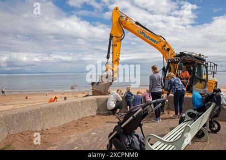 Portobello, Edinburgh, Schottland, Großbritannien. 18. Juni 2024. Am Montag, den 17. Juni, wurde mit der Instandsetzung des abgestürzten Abschnitts der Strandgroyne Nr. 4 begonnen. Außerdem werden die notwendigen Reparaturen an den restlichen Sträuchern 1-5 innerhalb der für die Arbeiten vorgesehenen 12 Wochen abgeschlossen. November 2021. Der Holzstrand Groyne Nummer 4 wurde durch Sturm Arwen zerstört und ließ einen Teil davon in einem Winkel von etwa 45 Grad zurück, nachdem die wilden Wellen, die über Nacht mit ihm zusammengetroffen sein müssen, in einem traurigen Zustand. Quelle: Arch White/Alamy Live News. Stockfoto