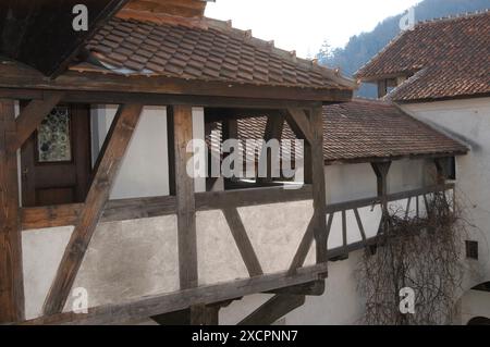 PPL-FOTOBIBLIOTHEK - COPYRIGHT VORBEHALTEN Balkon über dem Innenhof in Brasov County, Schloss Bran (Schloss Dracula) FOTO: Ivan Catterwell/PPL Stockfoto