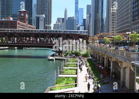 Der Chicago Riverwalk Abschnitt, bekannt als Jetty, mit der Wells Street Bridge und dem El Train im Hintergrund. Stockfoto