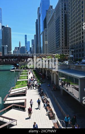 Der Chicago Riverwalk Abschnitt, bekannt als Jetty, mit der Wells Street Bridge und dem El Train im Hintergrund. Stockfoto