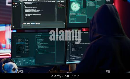 Einsamer Wolf-Hacker im geheimen Versteck, der versucht, Online-Aktivitäten zu verbergen, nachdem er Daten gestohlen hat. Cyberkriminelle Angriff Opfer PCs mit Computervirus, versuchen, entdeckt zu werden, Kamera A Stockfoto