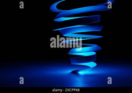 Spiralförmige Streifen, die von blauen Lichtern auf einer metallischen Oberfläche in dunklem Hintergrund beleuchtet werden. Hintergrund und Hintergrund von Technologie und Wissenschaft Stockfoto
