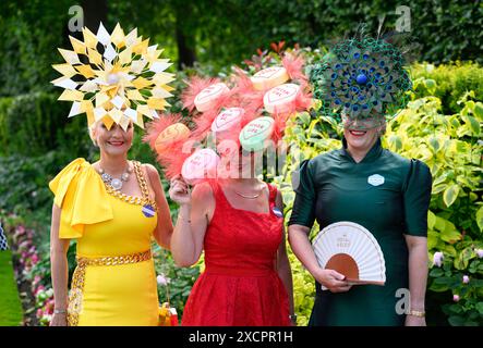 Ascot, Großbritannien. Juni 2024. Gäste, die am ersten Tag der Royal Ascot, Ascot Racecourse teilnehmen. Quelle: Doug Peters/EMPICS/Alamy Live News Stockfoto