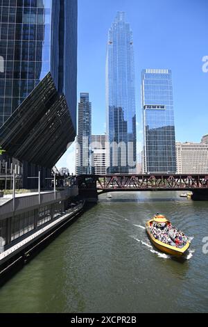 Ein Boot mit dem Sea Dog führt am auskragenden Gebäude am 150 N Riverside am Chicago River vorbei. Stockfoto