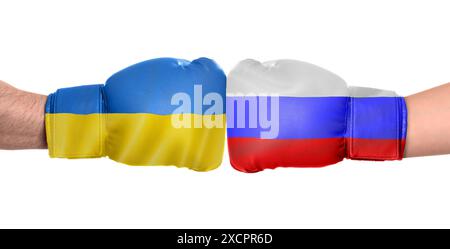 Politischer Konflikt. Männer in Boxhandschuhen mit Fahnen von Russland und der Ukraine kämpfen auf weißem Hintergrund, Nahaufnahme Stockfoto