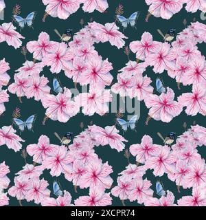 Aquarellpinke Hibiskusblüten mit nahtlosem Muster von Schmetterlingen und Vögeln. Blumenkomposition auf grünem Hintergrund. Für Tee und Sirup. Kosmetik Stockfoto