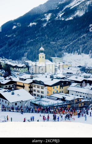 Österreich PPL FOTOBIBLIOTHEK - COPYRIGHT VORBEHALTEN Saalbach in Snow with people Skiing, Hinterglemm, Salzburg, FOTO: Ivan Catterwell/PPL Tel; +44 Stockfoto