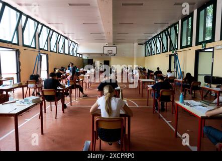 Foto Stefano Porta/LaPresse 2-06-2023 Milano, Italia - Cronaca - Studenti delle scuole superiori durante la prima prova scritta della maturità. Nella foto: gli studenti del Liceo Linguistico Manzoni di Via Deledda 21. Juni 2023 Mailand, Italien - Nachrichten - Gymnasiasten während der ersten schriftlichen Prüfung der Reife. Foto Stefano Porta/LaPresse 2-06-2023 Milano, Italia - Cronaca - Studenti delle scuole superiori durante la prima prova scritta della maturità. Nella foto: gli studenti del Liceo Linguistico Manzoni di Via Deledda 21. Juni 2023 Mailand, Italien - Nachrichten - Gymnasiasten durin Stockfoto