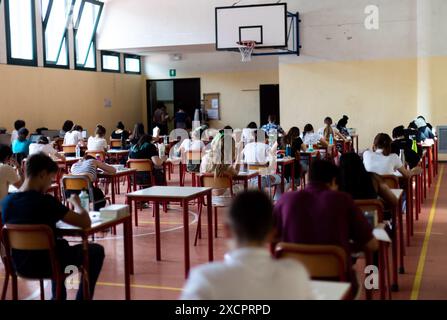 Foto Stefano Porta/LaPresse 2-06-2023 Milano, Italia - Cronaca - Studenti delle scuole superiori durante la prima prova scritta della maturità. Nella foto: gli studenti del Liceo Linguistico Manzoni di Via Deledda 21. Juni 2023 Mailand, Italien - Nachrichten - Gymnasiasten während der ersten schriftlichen Prüfung der Reife. Foto Stefano Porta/LaPresse 2-06-2023 Milano, Italia - Cronaca - Studenti delle scuole superiori durante la prima prova scritta della maturità. Nella foto: gli studenti del Liceo Linguistico Manzoni di Via Deledda 21. Juni 2023 Mailand, Italien - Nachrichten - Gymnasiasten durin Stockfoto