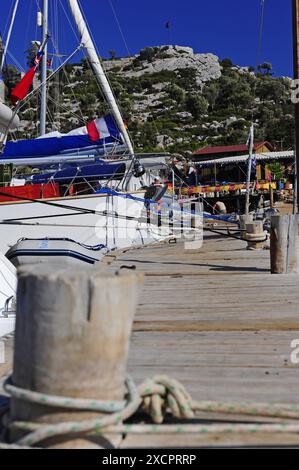 PPL FOTOBIBLIOTHEK - URHEBERRECHTLICH GESCHÜTZTE Boote auf einem Pier in Bozuk Buku (Lorimar) mit den Ruinen der Zitadelle im Hintergrund, Bozburn Yarimadasi, Türkei Stockfoto