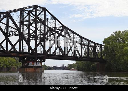 Die BNSF-Eisenbahnbrücke überquert den Chicago River in der Nähe der S. Kedzie Avenue in Chicago. Stockfoto