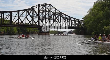 Eine Mannschaft schickt unter der BNSF-Eisenbahnschwinge, die den Chicago River in der Nähe der S. Kedzie Avenue in Chicago überquert. Stockfoto