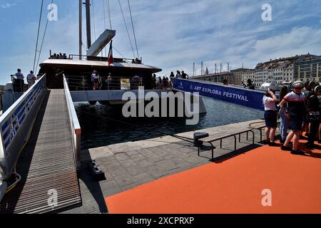 Marseille, Frankreich. Juni 2024. Die Leute besuchen den Artexplorer Katamaran, der in Marseille angedockt ist. Nach seiner Präsentation auf der Dubai World Expo macht der Katamaran Artexplorer, das erste Museumsschiff der Welt, bis zum 18. Juni 2024 einen Zwischenstopp in Marseille. Quelle: SOPA Images Limited/Alamy Live News Stockfoto