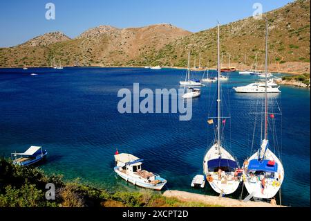 PPL FOTOBIBLIOTHEK - COPYRIGHT-RESERVIERTE Yachten, die in Dirsek Buku (Elbow Bay) an der Bozburn Yarimadasi, Türkei vor Anker gehen FOTO: Ivan Catterwell/PPL Stockfoto