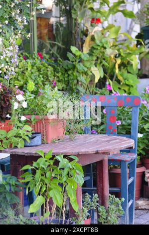 PPL FOTOBIBLIOTHEK - COPYRIGHT RESERVIERT Tisch umgeben von Blumen und Pflanzen in einem Garten in Bozburn, Marmaris, Türkei FOTO: Ivan Catterwell/ Stockfoto