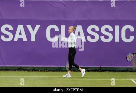 18. Juni 2024; Edgbaston Priory Club, Birmingham, England: Rothesay Tennis Classic Birmingham, Tag 2; Harriet Dart (GBR) auf den Übungsplätzen wärmt sich auf den Übungsplätzen auf Credit: Action Plus Sports Images/Alamy Live News Stockfoto