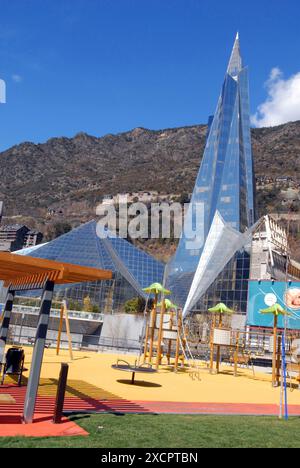 PPL FOTOBIBLIOTHEK - URHEBERRECHTLICH GESCHÜTZTES Thermalzentrum in Andorra la Vella mit Bergen im Hintergrund und einem Kinderspielplatz im Vorfeld Stockfoto