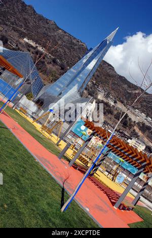 PPL FOTOBIBLIOTHEK - URHEBERRECHTLICH GESCHÜTZTES Thermalzentrum in Andorra la Vella mit Bergen im Hintergrund und einem Kinderspielplatz im Vorfeld Stockfoto