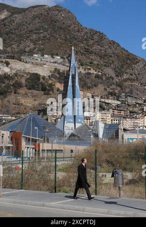 PPL FOTOBIBLIOTHEK - COPYRIGHT RESERVIERT Thermalzentrum in Andorra la Vella mit Bergen im Hintergrund, FOTO Andorra: Ivan Catterwell/PPL Stockfoto