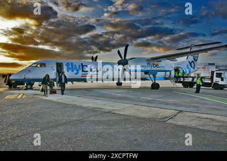 PPL FOTOAGENTUR - COPYRIGHT VORBEHALTEN *** örtlicher Bildtitel *** Ein Flybe DHC8-402 Flugzeug, das gerade am Gatwick Airport, West Sussex, gelandet ist Stockfoto