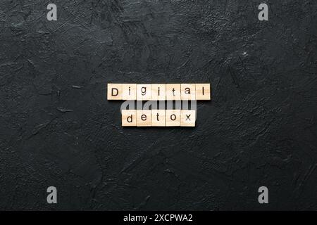 Digital Detox Wort auf Holz Block geschrieben. Digital Detox text auf Tisch, Konzept. Stockfoto