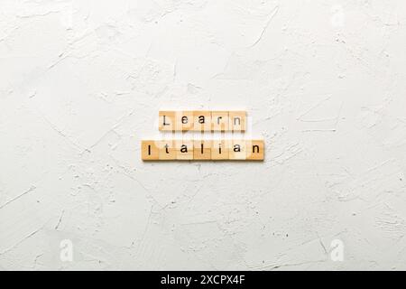 Italienische Wort auf Holz Baustein geschrieben. Italienische Text auf dem Tisch erfahren Sie, Konzept. Stockfoto