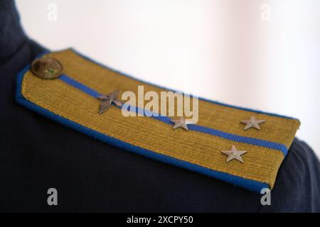 Militäruniform der UdSSR-Piloten während des Zweiten Weltkriegs. Historische Luftfahrzeuggegenstände aus der Sowjetunion Stockfoto