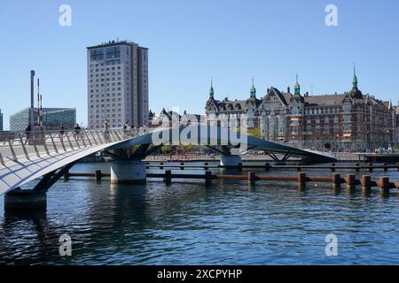 Lille Langebro Fußgängerbrücke in Kopenhagen, Dänemark geplant von WilkinsonEyre. Stockfoto