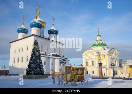 TVER, RUSSLAND - 07. JANUAR 2024: Neujahrsinstallation im historischen Zentrum von Tver. Russland Stockfoto