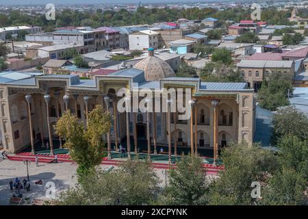 BUCHARA, USBEKISTAN - 9. SEPTEMBER 2022: Die alte Bolo-Haus-Moschee in der Stadtlandschaft. Buchara, Usbekistan Stockfoto