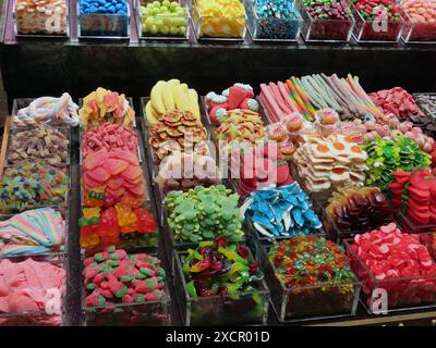 Eine Auswahl an Karneval of Confections: Eine atemberaubende Auswahl an Süßigkeiten auf dem Markt von Barcelona Stockfoto