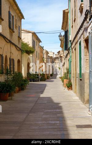 Alcudia, Mallorca, Spanien - 31. März, 2023. Straße im alten mittelalterlichen Alcudia, Mallorca, Spanien Stockfoto