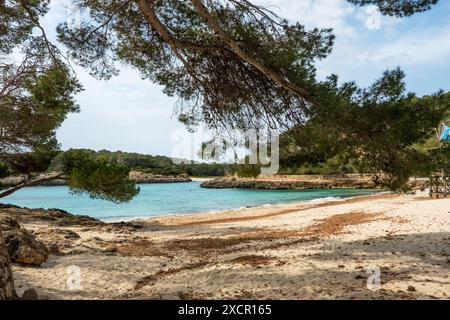 Cala Mondrago ist ein abgeschiedener Sandstrand auf Mallorca mit ruhigem Wasser, geschützt von umliegenden Landzungen Stockfoto