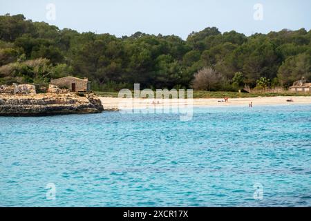 Cala Mondrago ist ein abgeschiedener Sandstrand auf Mallorca mit ruhigem Wasser, geschützt von umliegenden Landzungen Stockfoto