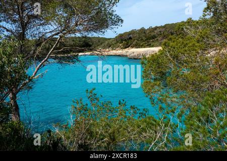 Cala Mondrago ist ein abgeschiedener Resort-Strand auf Mallorca mit ruhigen Gewässern, die von umliegenden Landschaften geschützt sind Stockfoto