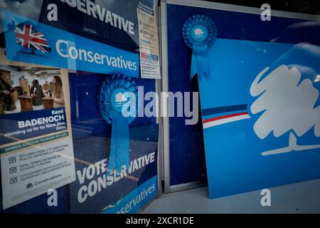 Kemi Badenoch Abgeordneter, konservatives Parlamentsabgeordnetes für North West Essex. Die Büros der konservativen North West Essex Conservative Association in Saffron Walden Juni 2024 die Hauptsitze der konservativen Vereinigung in Saffron Walden im Herzen von Kemi Badenochs Wahlkreis in North West Essex mitten im Wahlkampf 2024 zeigten nur sehr geringe Beförderungen des Kandidaten. 16. Juni 2024 Stockfoto
