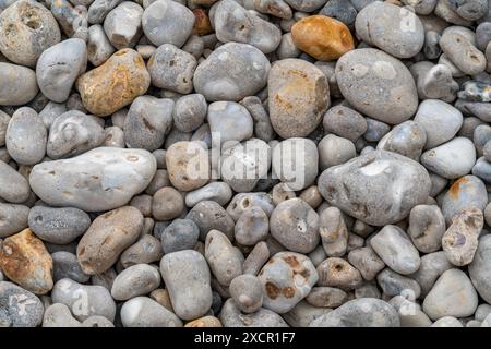 Nahaufnahme der Küstenlandschaft mit vielen Kopfsteinpflastern, die an einem Strand in der Normandie in Nordfrankreich zu sehen sind Stockfoto