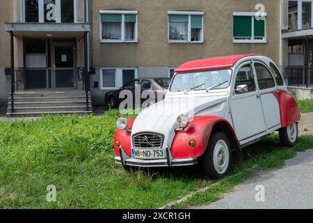 MARIBOR, SLOWENIEN - 16. JULI 2015: Citroen 2CV Entlein legendärer französischer Oldtimer Stockfoto